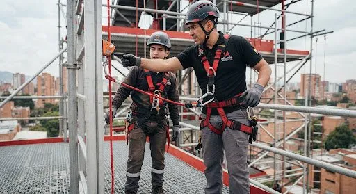 Instructor explicando el uso del arnés en la torre